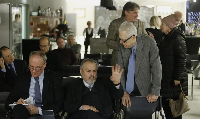 Medtem ko stari novi predsednik SLS Marjan Podobnik svari pred drobljenjem desnice in druščino Katedrale svobode vabi v SLS, je njegov brat Janez prisluhnil za kaj se ta zavzema. V ozadju še Vasko Simoniti, nekdanji kulturni minister iz vrst SDS. FOTO: Jo