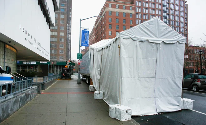 Začasna mrtvašnica v bližini newyorške bolnišnice Lenox Health Medical Pavilion. FOTO: Kena Betancur/AFP