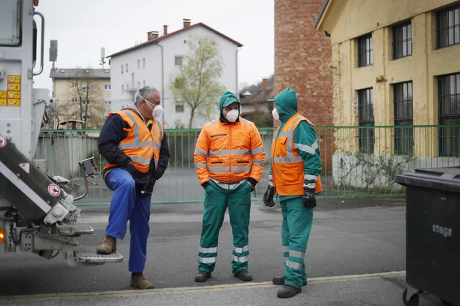 Vojni dobičkarji so še zmeraj prepričani, da je najbolje živeti z ničlami, pa čeprav kot ničla. FOTO: Leon Vidic/Delo