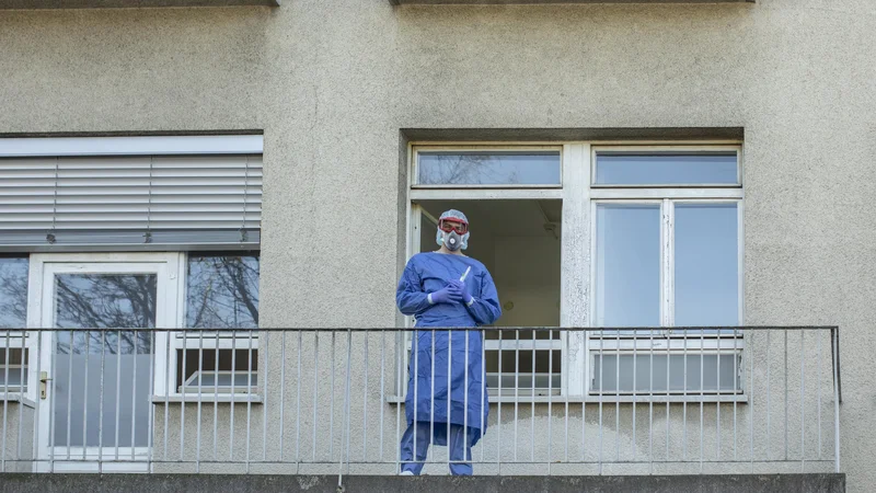 Fotografija: Osebje na infekcijski kliniki. FOTO: Voranc Vogel/Delo