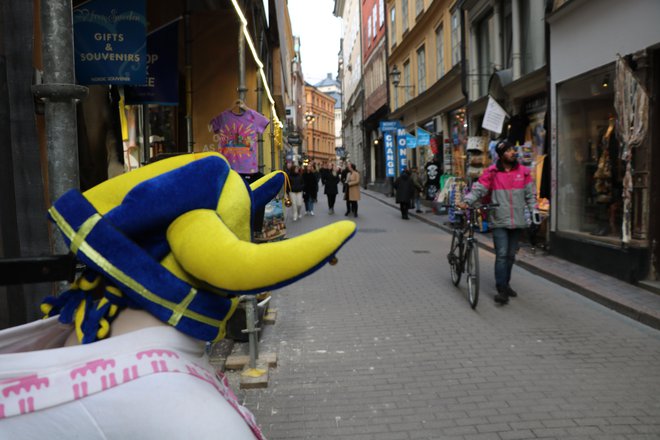 Trgovinice v starem središču Stockholma Gamla Stanu so kljub pandemiji še vedno odprte, tako kot so bile januarja letos. FOTO: Jože Pojbič/Delo