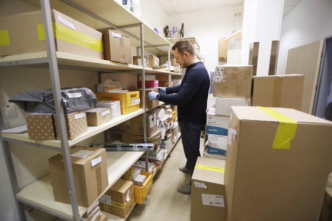 Poštni delavci imajo zaradi povečanja spletnih nakupov polne roke dela. Foto Leon Vidic