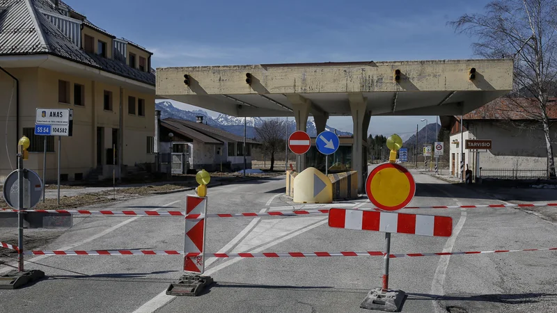 Fotografija: Manjši mejni prehodi kot je ta v Ratečah so zaprti. FOTO: Blaž Samec/Delo