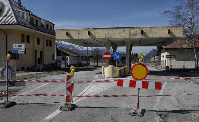 Manjši mejni prehodi kot je ta v Ratečah so zaprti. FOTO: Blaž Samec/Delo