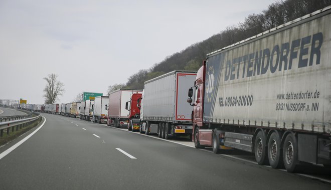 Pred mejnim prehodom Obrežje so bile ob razglasitvi ukrepov v petek, 13. marca, večkilometrske kolone tovornjakov, ki sedaj proti Hrvaški vozijo v konvojih. FOTO: Jože Suhadolnik/Delo