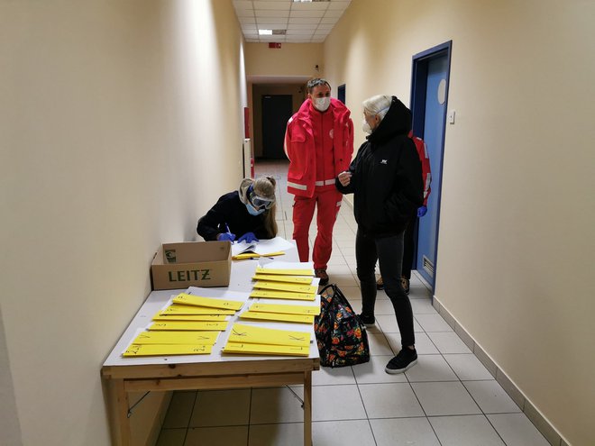 Štirideset Slovencev so po prihodu iz Španije namestili v karanteno v hotelu Epic v Postojni. FOTO: FB / Regijski štab Civilne zaščite za Notranjsko