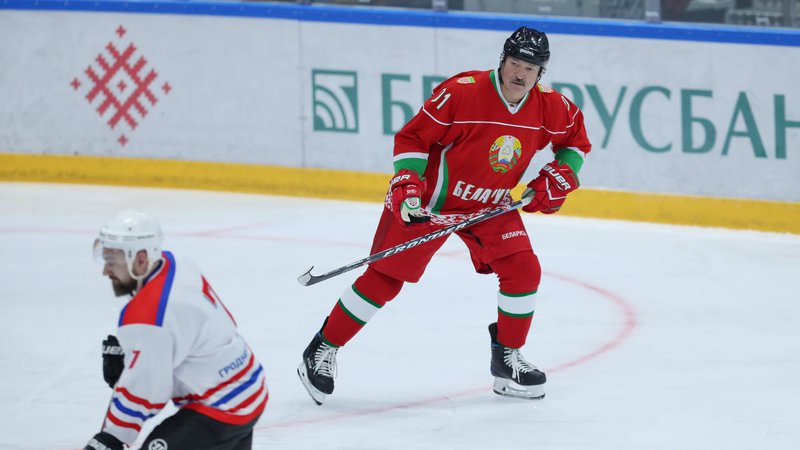 Fotografija: Beloruski predsednik Aleksander Lukašenko še naprej igra hokej. FOTO: Reuters