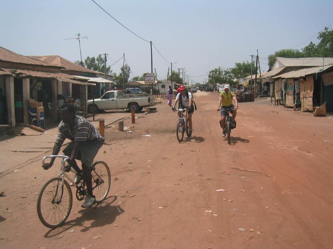 Kolesarjenje v Gambiji.  FOTO: Dani Dujovič
