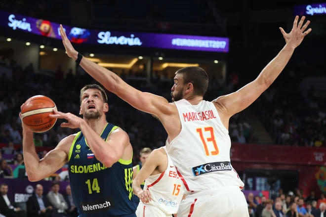 V Turčiji Gašperju Vidmarju ni bil kos niti mlajši od slovitih španskih bratov Marc Gasol. Foto Reuters