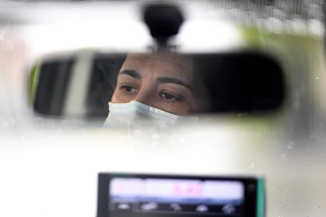 V Italiji prvič od 10. marca manjše število novih okužb s koronavirusom, v Franciji pa so danes zabeležili največ smrtnih žrtev v enem dnevu. FOTO: Gabriel Bouys/AFP