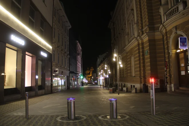 V času zapovedanih omejitev sem v družbeno koristnem smislu neuporaben; tudi če bi rad pomagal, ne smem, v nasprotju z nekaterimi prijatelji in prijateljicami, ki, denimo, šivajo zaščitne maske, na daljavo poučujejo ali novinarsko poročajo. FOTO: Boštjan 