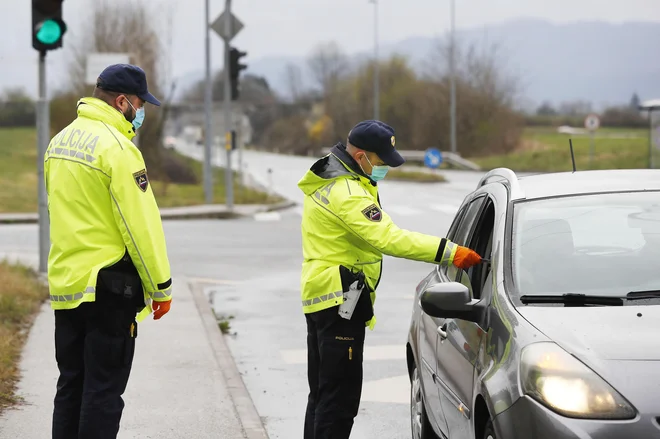 Policijska kontrola gibanja ljudi izunaj svoje občine zaradi širjenja koronavirusa. FOTO: Leon Vidic