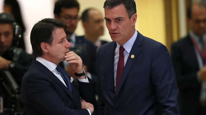 Fotografija: Italijanski premier Giuseppe Conte in njegov španski kolega Pedro Sánchez očitata bogatemu severu, da s svojim ravnanjem spodkopava EU. FOTO: Reuters