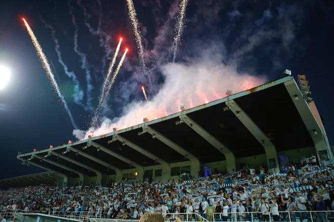 Nekoč na Kantridi, zdaj pa na Rujevici: osrednja tribuna je vedno polna. FOTO: Jože Suhadolnik/Delo