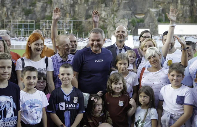 Matjaž Kek je bil prvi trener, ki je z nogometaši Rijeke slavil šampionsko lovoriko, njegova priljubljenost je še danes v Kvarnerju izjemna. FOTO: Jože Suhadolnik/Delo