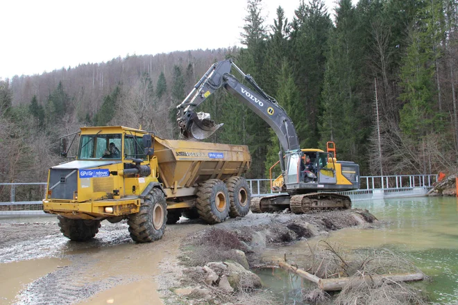 Sedaj izkopavajo pregrado iz kamna in folije, ki je zadrževala vodo med gradnjo jezu. Foto Simona Fajfar