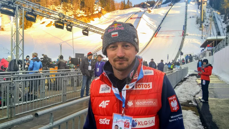 Fotografija: Adam Malysz je zadovoljen s svojo vlogo pri poljski smučarski zvezi, pri kateri opravlja vlogo športnega direktorja za skoke in nordijsko kombinacijo. FOTO: Miha Šimnovec