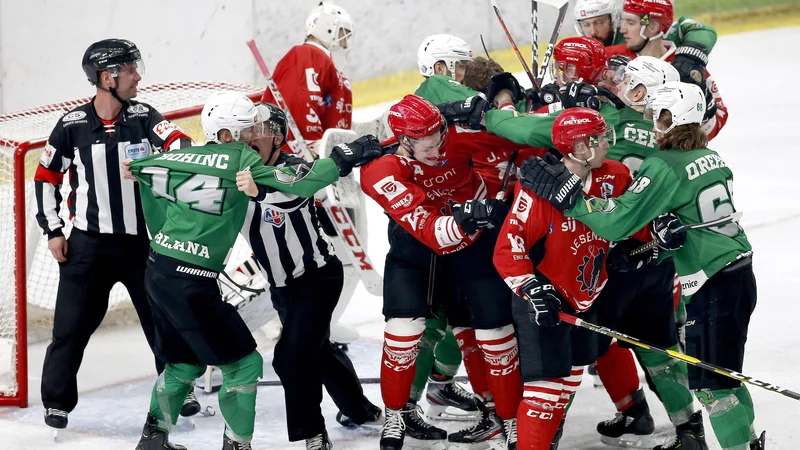 Fotografija: Ko bo slovenski hokej povsem zdrsnil na obrobje, bodo tudi pretepi prej gostilniški kot pravi fajterski. FOTO: Roman Šipić/Delo