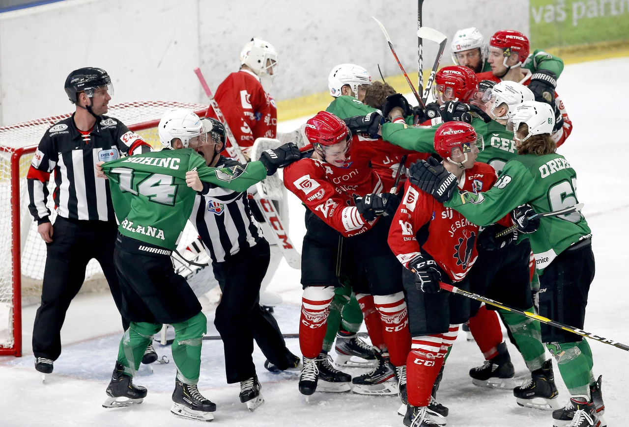 Fotografija: Ko bo slovenski hokej povsem zdrsnil na obrobje, bodo tudi pretepi prej gostilniški kot pravi fajterski. FOTO: Roman Šipić/Delo