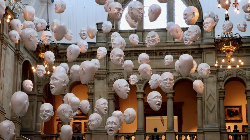 Fotografija: Instalacija Floating Heads Sophie Cave, muzej Kelvingrove, Glasgow. Foto Igor Bratož