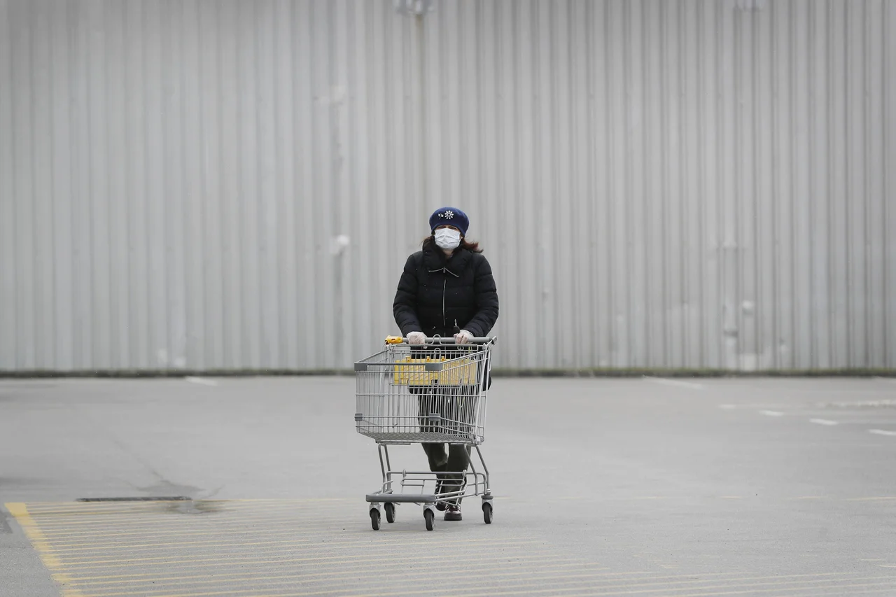 Fotografija: Natančne proračunske posledice vseh ukrepov bodo odvisne od trajanja epidemije in jih je težko določiti vnaprej. FOTO: Leon Vidic/Delo