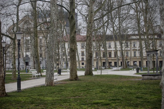 Stara Ljubljana je ob uvedbi karantene postala mesto duhov. FOTO: Blaž Samec/Delo