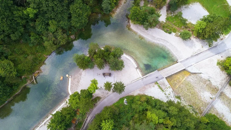 Fotografija: Območje Krajinskega parka Zgornja Idrijca je občina Idrija razglasila za krajinski park, da bi zaščitila ohranjenost narave in veliko število naravnih znamenitosti izrednega pomena. FOTO: Jošt Gantar