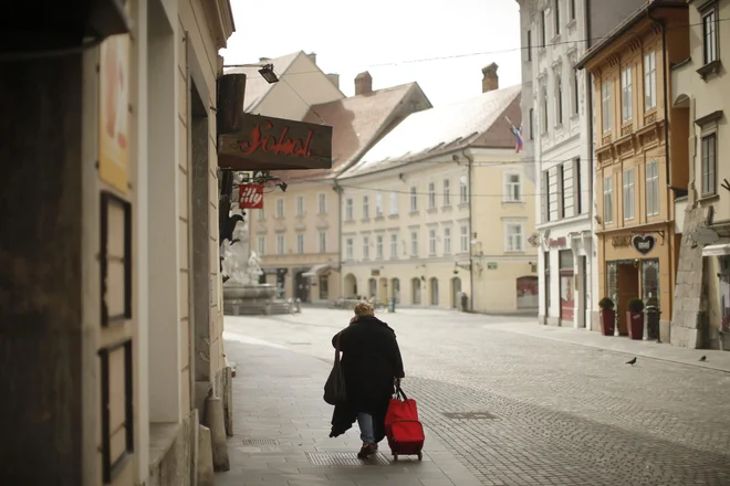 Ljubljana je skoraj povsem prazna. FOTO: Jure Eržen/Delo