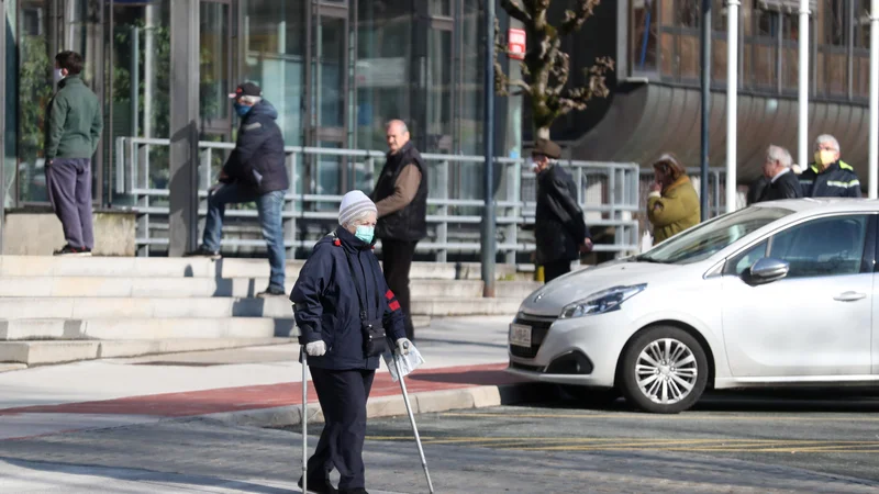 Fotografija: Število okuženih še naprej narašča, zato so nujni preventivni ukrepi. Fotografija je simbolična. FOTO: Dejan Javornik