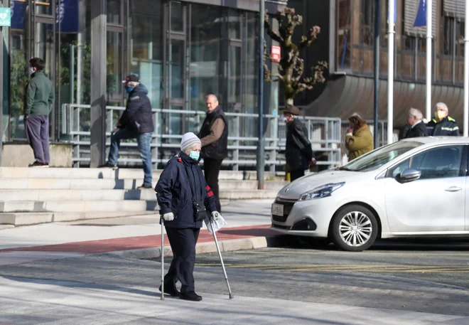Število okuženih še naprej narašča, zato so nujni preventivni ukrepi. Fotografija je simbolična. FOTO: Dejan Javornik