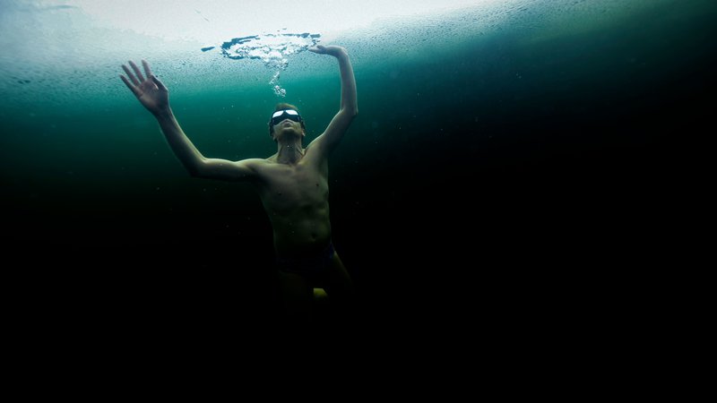 Fotografija: 37-letni Finski potapljač na dih Kristian Maki-Jussila plava pod ledom v zamrznjenem jezeru. 21. marca 2020 je Kristian Maki-Jussila postavil neuradni svetovni rekord plavanja na daljavo v kopalkah v zamrznjenem jezeru na severu Finskem. Preplaval je razdaljo stoenega metra. FOTO: Olivier Morin/AFP
 