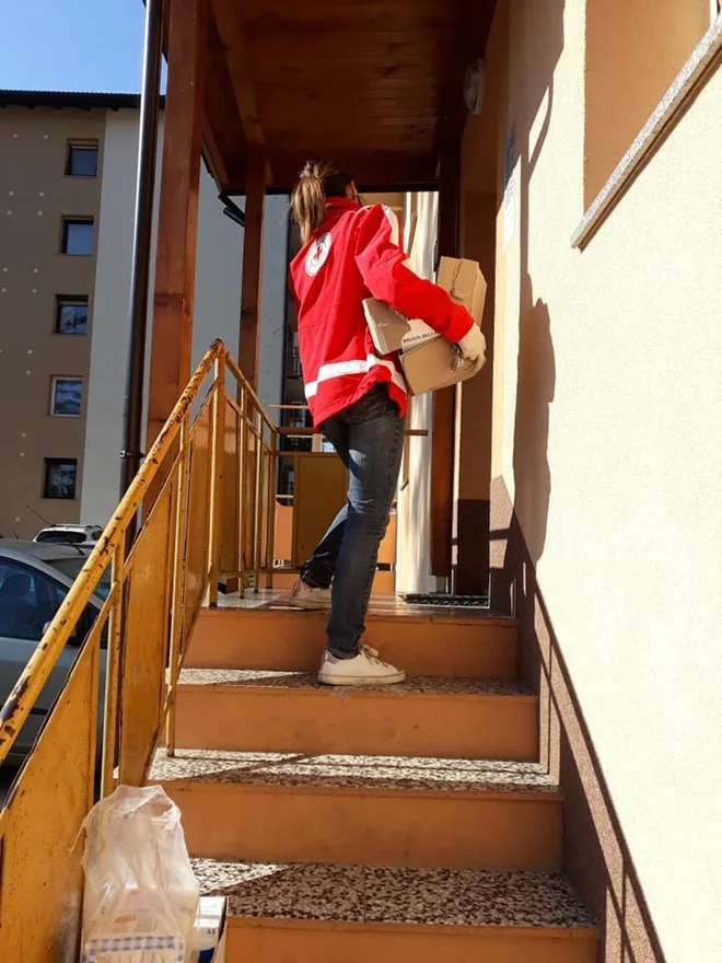 Ljudi pred prihodom pokličejo. Foto Rk Metlika