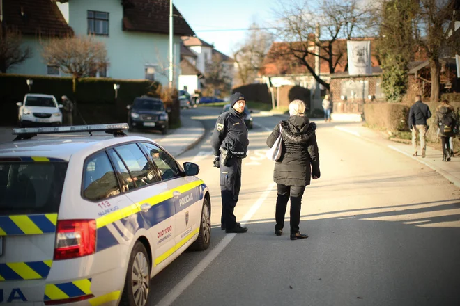 Predlog vladnega interventnega zakona med drugim predvideva, da smejo policisti za namen zajezitve in obvladovanja epidemije uporabiti tudi pooblastila, kot so iskanje oseb, izvajanje prepoznave oseb po fotografijah, izdelovanje fotorobota, postavljanje cestne zapore z blokadnimi točkami, vstop v tuje stanovanje in v druge prostore, začasno omejevanje gibanja oseb, privedbo osebe ter zbiranje in obdelovanje podatkov. FOTO: Jure Eržen/Delo
