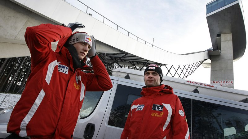 Fotografija: Andreas Widhölzl (desno) je novi glavni trener avstrijske reprezentance v smučarskih skokih. FOTO: Reuters
