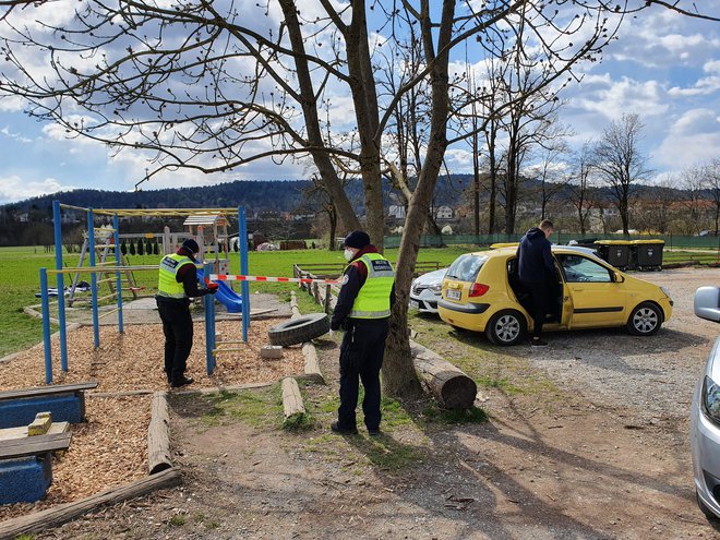 Kršitelji se večinoma odzovejo na opozorila mestnih redarjev, ki okoli igrišč nameščajo varovalne trakove. Foto: Mestna občina Ljubljana