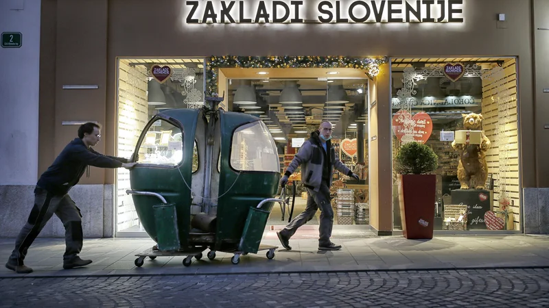 Fotografija: Gradimo stavbe, ki niso po meri naročnika, stanovalca, mesta, ki niso po meri nikogar, so samo abstraktni lovilci profita. In medtem si ljudje, ki hodijo v službo, ne morejo privoščiti strehe nad glavo. FOTO: Blaž Samec/Delo