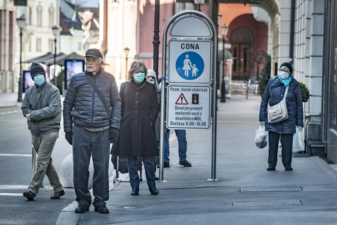 V času epidemije je za zajezitev pomembno spoštovanje ukrepov vlade. In seveda spoštovanje odrejene karantene oziroma izolacije. FOTO: Voranc Vogel