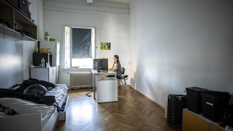 Fotografija: Kdo bo plačal študentom najemnine v študentskih domovih ali v najemnih stanovanjih, če so zdaj ostali brez vseh prihodkov? Foto Voranc Vogel