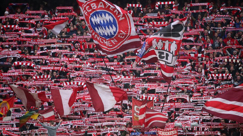 Fotografija: Navijači Bayerna si želijo, da bi njihovi ljubljenci osmo sezono zapored osvojili naslov nemškega prvaka. FOTO: Reuters