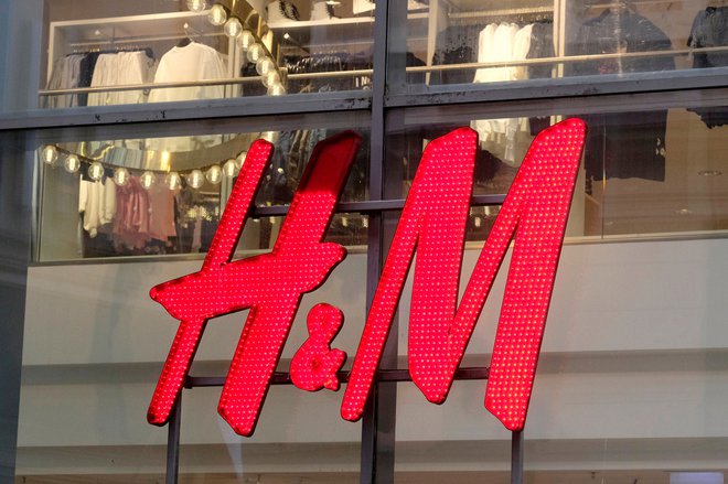 Minuli petek je tudi drugi največji proizvajalec oblačil na svetu, švedski H&M, v tovarni na Kitajskem začel proizvajati zaščitne maske.