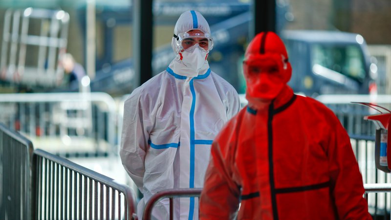Fotografija: Čeprav se Nemčija po ocenah inštituta za javno zdravje Roberta Kocha šele približuje vrhuncu epidemije, se je v politiki in javnosti razvila razprava o rahljanju ukrepov. Foto: Thilo Schmuelgen/Reuters