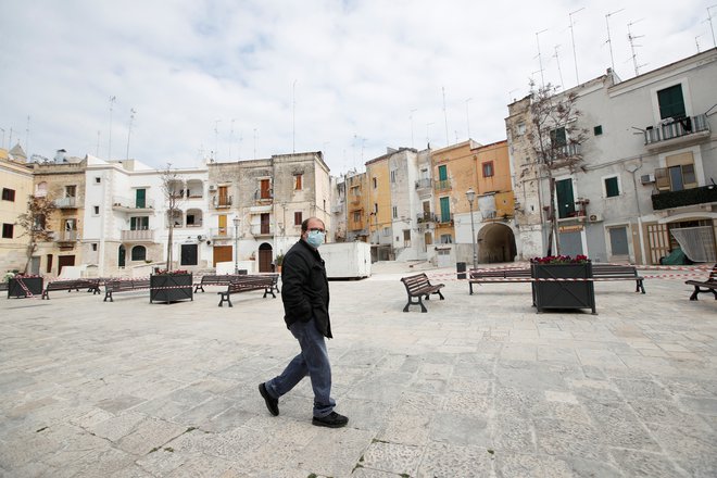 Italija je zadnji mesec na preizkušnji, kakršne ni doživela od konca druge svetovne vojne. Do zdaj je zaradi okužbe s koronavirusom umrlo 12.000 ljudi. Foto Reuters