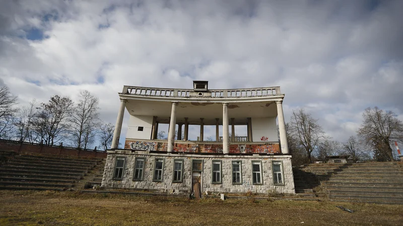 Fotografija: Stadion, ki je bil zgrajen leta 1925, je eden najstarejših objektov, zgrajenih za športne in gimnastične namene v Sloveniji, in tudi eden najzgodnejših tovrstnih objektov v Evropi. FOTO: Leon Vidic/Delo