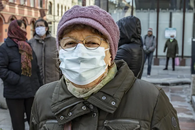 Neme podobe (tako vizualne kot tudi numerične) so zamenjale dejanske žrtve in junake vojne proti koronavirusu. FOTO: Voranc Vogel