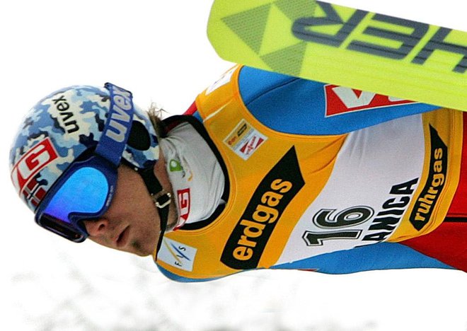 Takole je norveški skakalni as Bjørn Einar Romøren leta 2005 v Planici letel novemu svetovnemu rekordu nasproti. FOTO: Matej Družnik