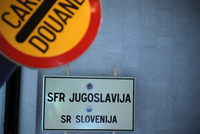 Za mejo objavijo veliko besed, ki se jim pri nas večinoma radi izognemo, opisujejo izkušnje, ki jih tu vsi raje ne bi videli. FOTO: Blaž Samec