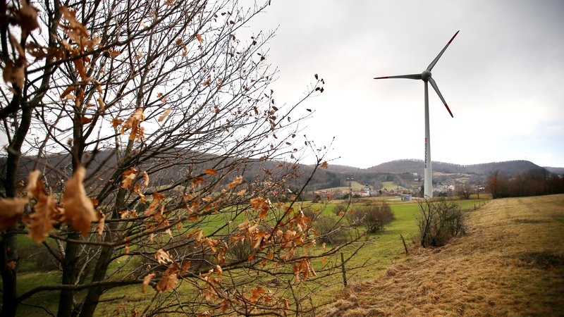 Fotografija: V Sloveniji imamo še vedno le dve večji vetrnici. FOTO: Jože Suhadolnik/Delo