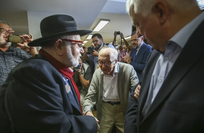 Evgen Bavčar je razveselil prijatelja. FOTO: Jože Suhadolnik