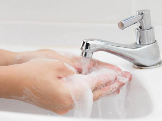Za preprečevanje okužbe s koronavirusom je še vedno glavno priporočilo: umivanje rok in umivanje rok! Foto Shutterstock
