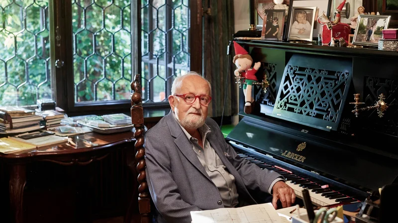 Pri komponiranju je uporabljal zgolj svinčnik in papir, pianino je bil v njegovi delovni sobi le za okras. Fotografiji Reuters